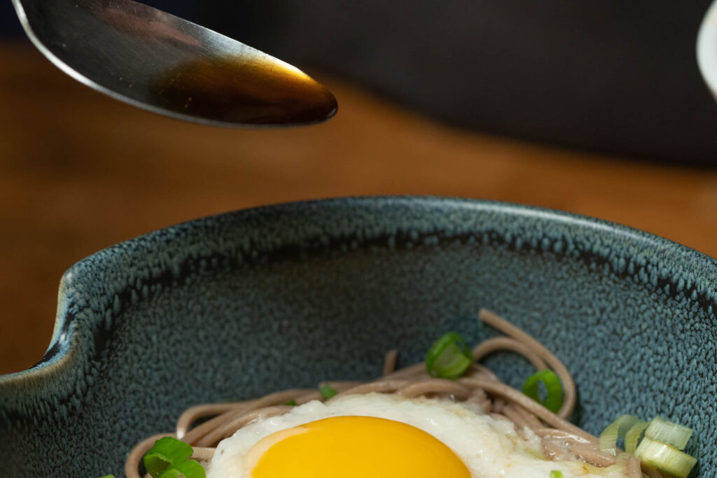 Pour tsuyu soba sauce