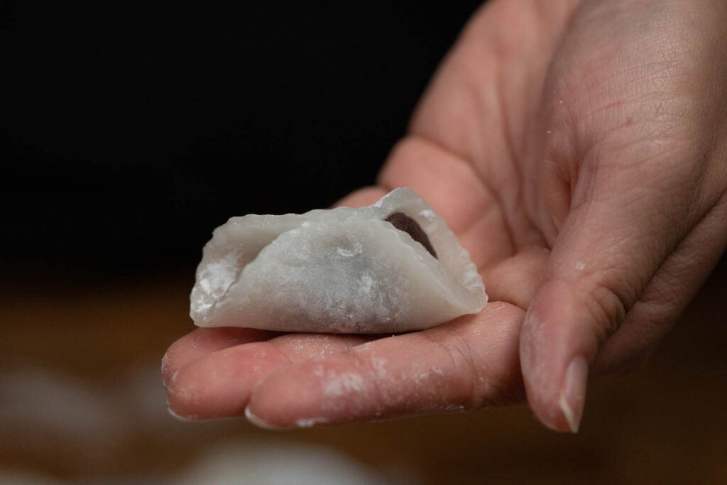 Sealing mochi closed