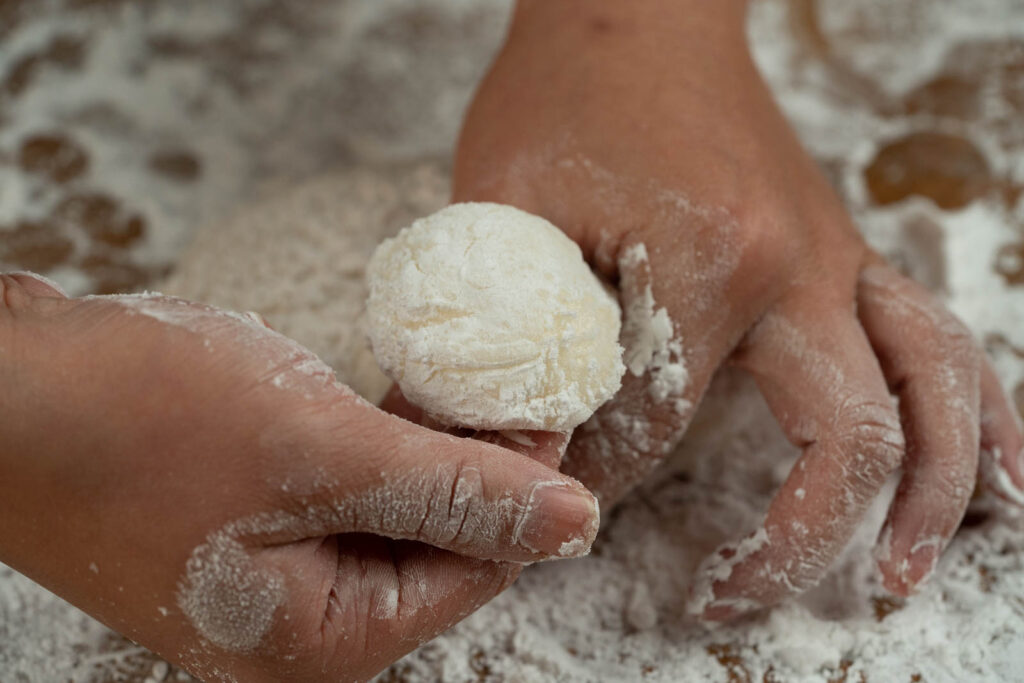 Piecing and shaping mochi