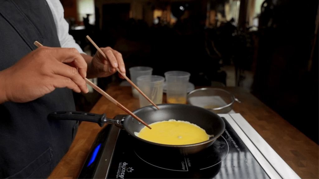 edges of omurice are cooked